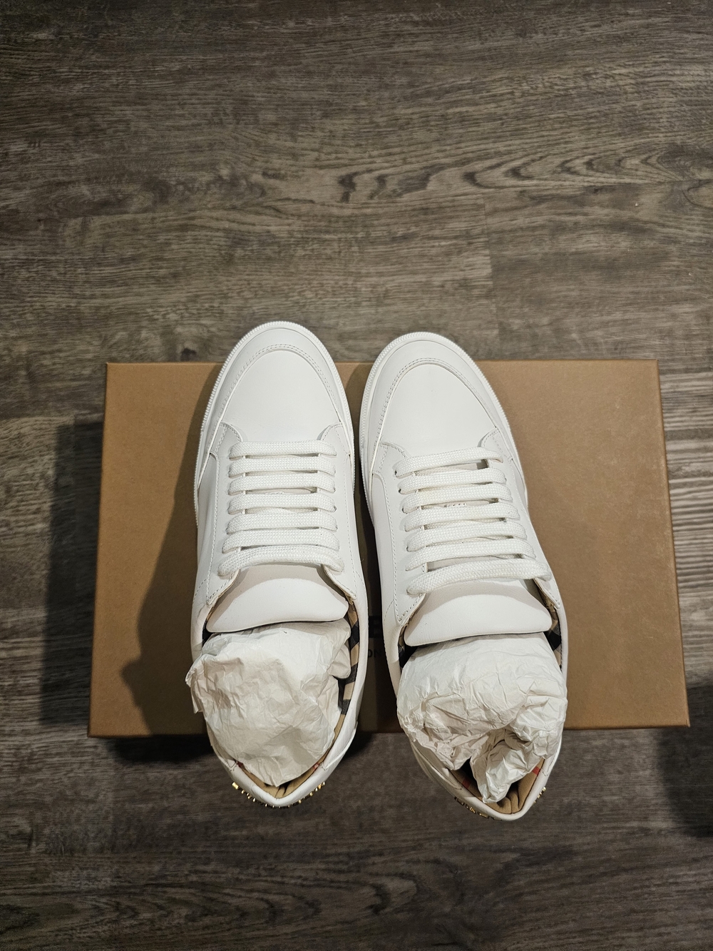 Burberry White Low-Top Leather Sneakers with Gold Logo - Picture 13 of 14